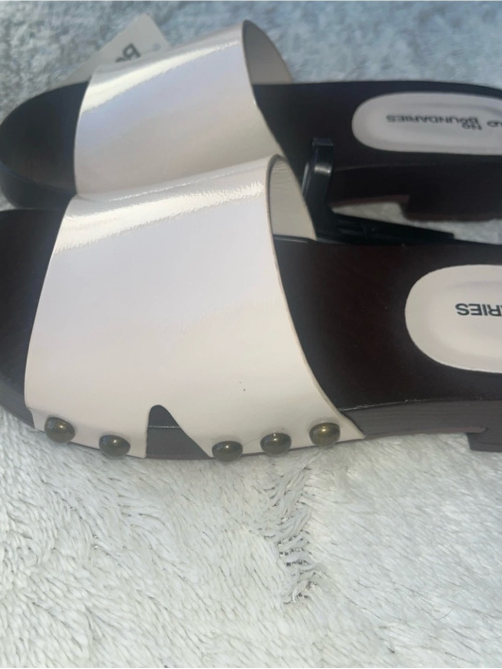 No Boundaries Women's Cream Slide Mules - Picture 3 of 5